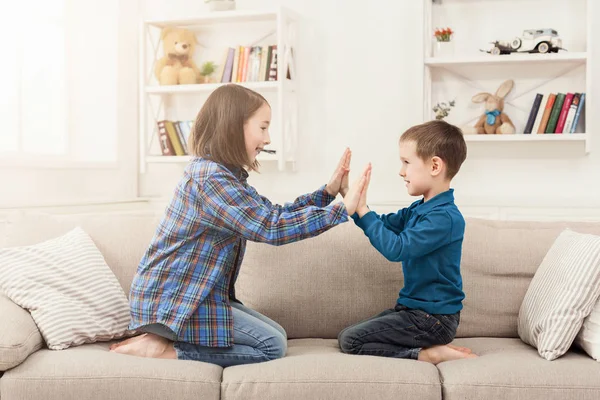 Jugar aplaudiendo las manos juntos, los niños juego —  Fotos de Stock