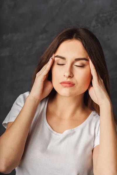 Retrato de mujer joven con dolor de cabeza — Foto de Stock