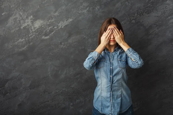 Korkmuş kadın kapsayan eller, gözlerinizle görün kötülükten