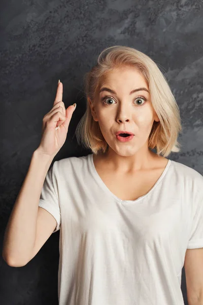 Joven mujer teniendo una idea — Foto de Stock