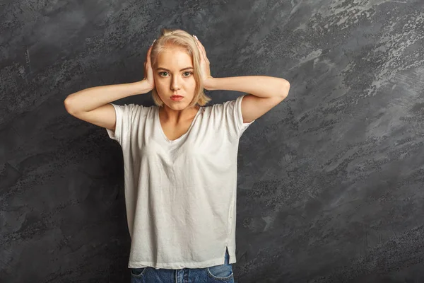 Mujer confusa pone sus manos en la cabeza —  Fotos de Stock