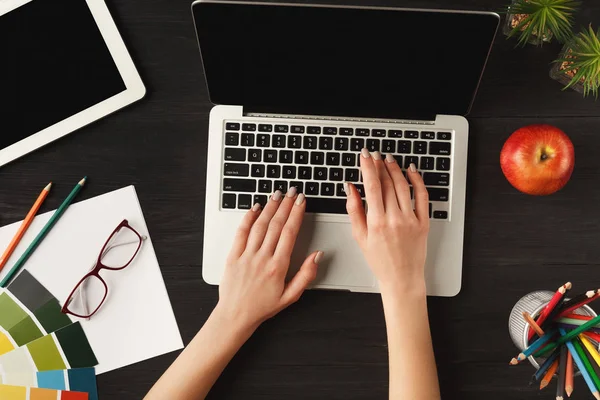 Kadının el üstünde laptop klavye, üstten görünüm