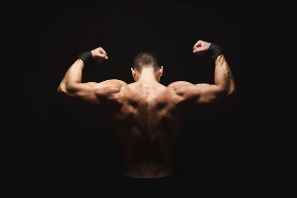 Homem irreconhecível mostra forte de volta músculos closeup — Fotografia de Stock