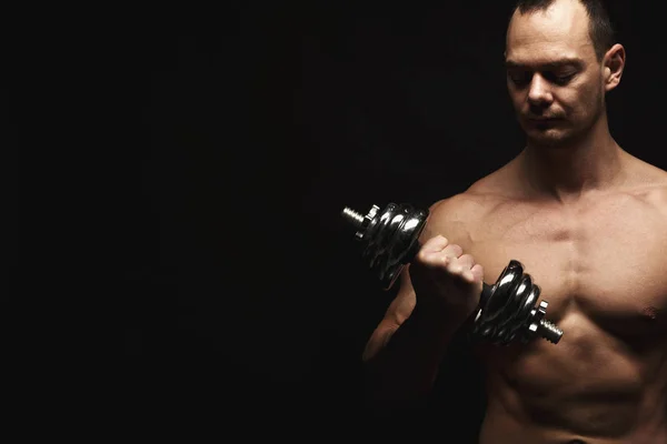Sterke atletische man met halter showes naakte gespierd lichaam — Stockfoto