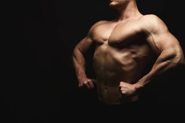 Homem atlético forte mostra corpo muscular nu — Fotografia de Stock