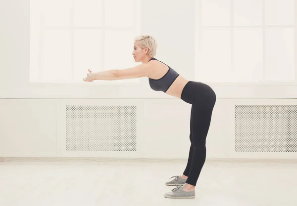 Fitness donna riscaldamento stretching allenamento al chiuso — Foto Stock