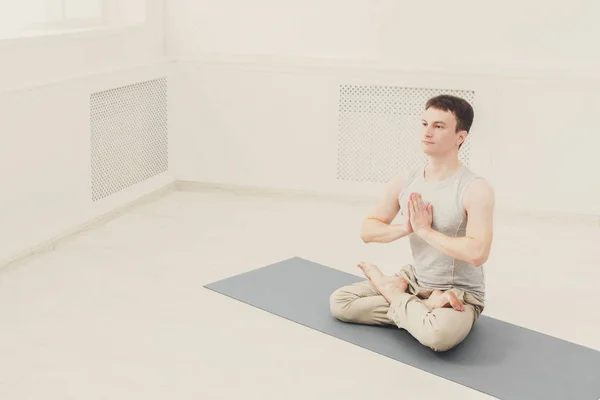 Joven en clase de yoga, relajar la meditación pose — Foto de Stock