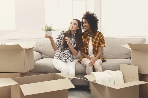Twee jonge vrouwen uitpakken Verhuisdozen — Stockfoto