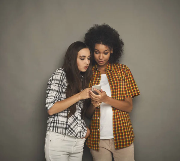 Két érdekelt női barátok használ smartphone — Stock Fotó