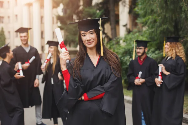 Jonge vrouw op haar afstuderen dag. — Stockfoto