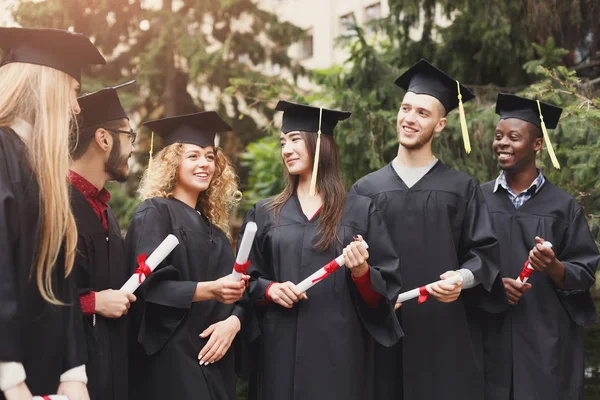 Un groupe de diplômés célébrant — Photo