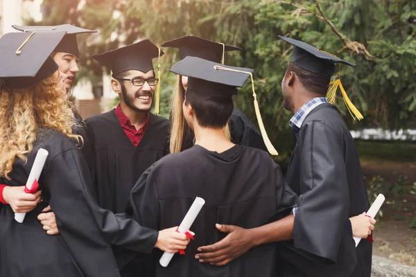 Graduados teniendo un abrazo de grupo — Foto de Stock