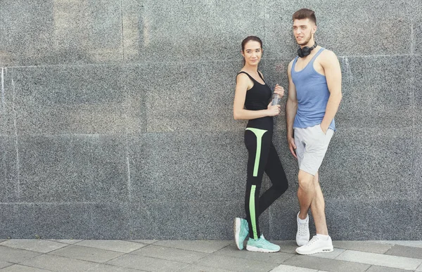 Glücklicher Mann und Frau entspannt in der Pause — Stockfoto