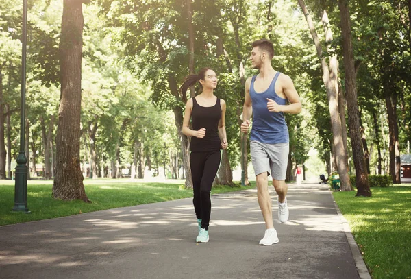 Młoda para joggingu w parku, miejsce — Zdjęcie stockowe