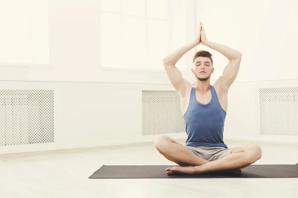 Man utbildning yoga i lotus pose, kopia utrymme — Stockfoto