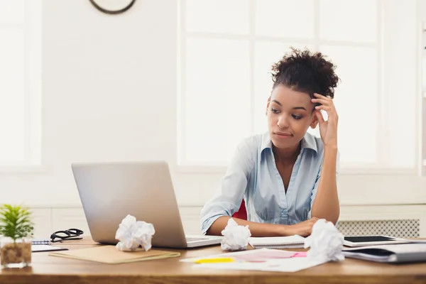 Mujer de negocios reflexiva en la oficina — Foto de Stock