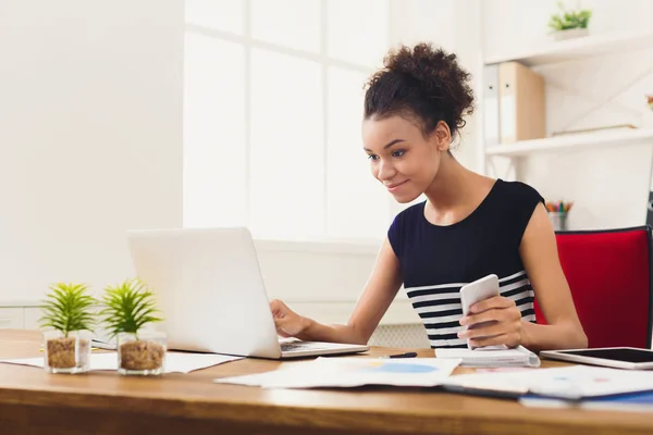 Gelukkig zakenvrouw werken op laptop op kantoor — Stockfoto