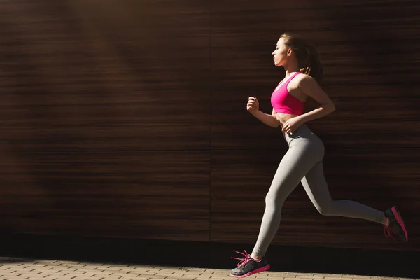 Mujer joven corriendo en el espacio de copia de la ciudad — Foto de Stock