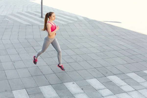 Mujer joven corriendo en el espacio de copia de la ciudad — Foto de Stock