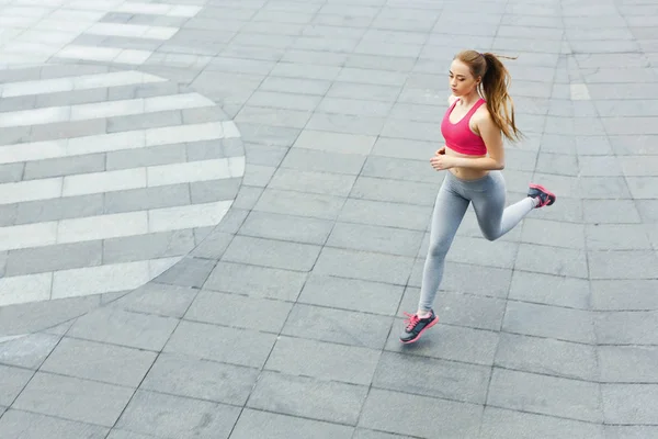 Mujer joven corriendo en el espacio de copia de la ciudad — Foto de Stock