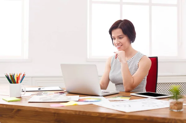 Junge Designerin arbeitet im Büro mit Entwürfen — Stockfoto