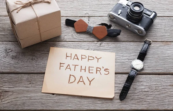 Tarjeta del Día de los Padres Felices sobre fondo rústico de madera — Foto de Stock