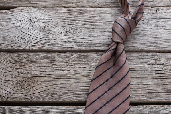 Corbata de moda para hombre sobre fondo de madera rústica —  Fotos de Stock