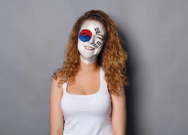 Νεαρή γυναίκα με Κορέα σημαία ζωγραφισμένη στο πρόσωπό της — Φωτογραφία Αρχείου