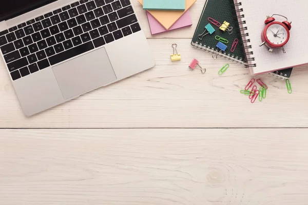 Bureau met laptop en briefpapier met kopie ruimte — Stockfoto