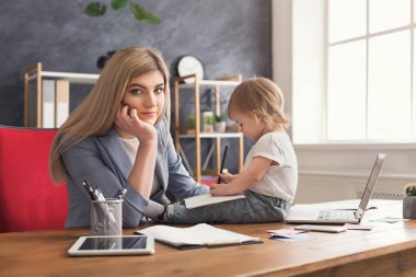 Notları yazarken holding bebek genç anne