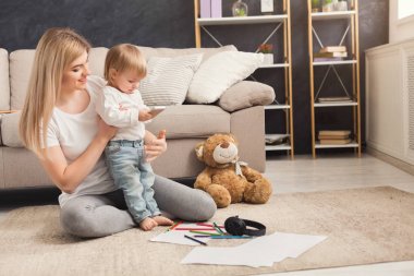 Mutlu anne kızıyla birlikte vakit