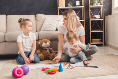 Mutlu anne çocukları ile çizim