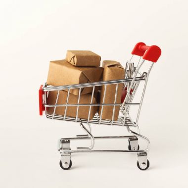 Minyatür alışveriş sepeti ve paketler izole