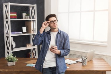 Dalgın işadamı kullanma Office mobil