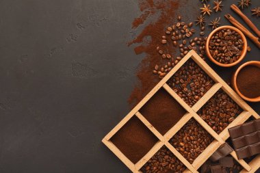 Üstten Görünüm arka plan kopya alanı ile dağınık kahve çekirdekleri ve Baharatlar,