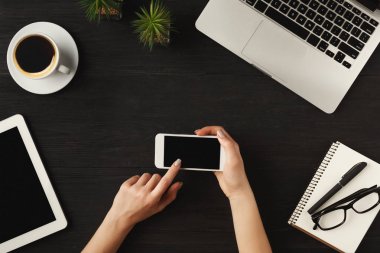 Kadının el smartphone, üstten görünüm kullanma