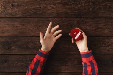 Teklif halka ile erkek ellerinde Üstten Görünüm