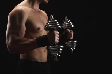 Dumbbell aidatı çıplak kas vücut ile güçlü atletik erkek
