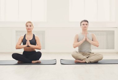 Pratik yoga Lotus poz oturan genç Çift
