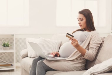 Dalgın kadın online kredi kartı ile alışveriş