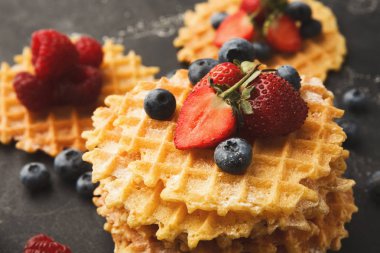 Yuvarlak Belçika waffle çilek ile