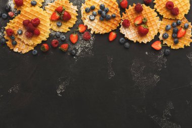 Yuvarlak Belçika waffle çilek ile