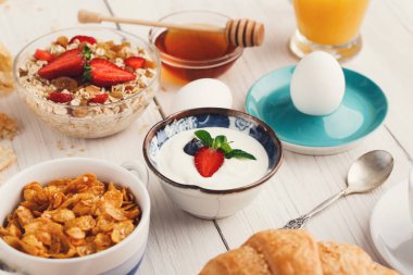 Continental kahvaltı menüsü woden masada