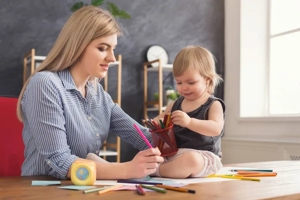 Feliz madre dibujando con su hija —  Fotos de Stock