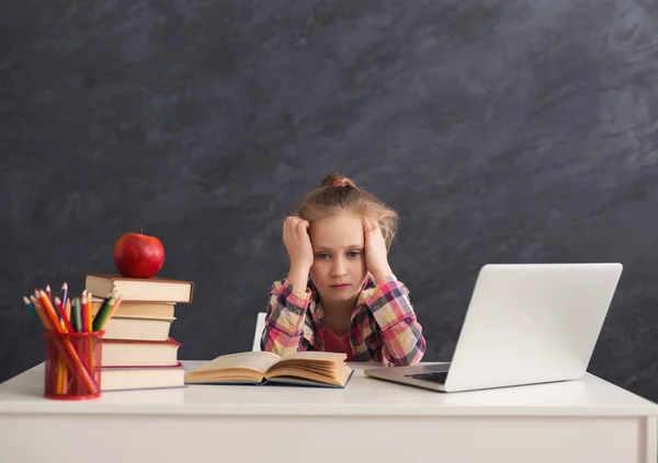 Dizüstü bilgisayarda ödev yorgun küçük kız — Stok fotoğraf