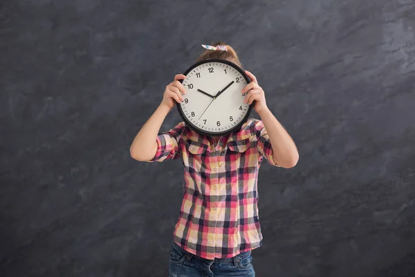 Meisje met grote klok, die betrekking hebben op haar gezicht — Stockfoto