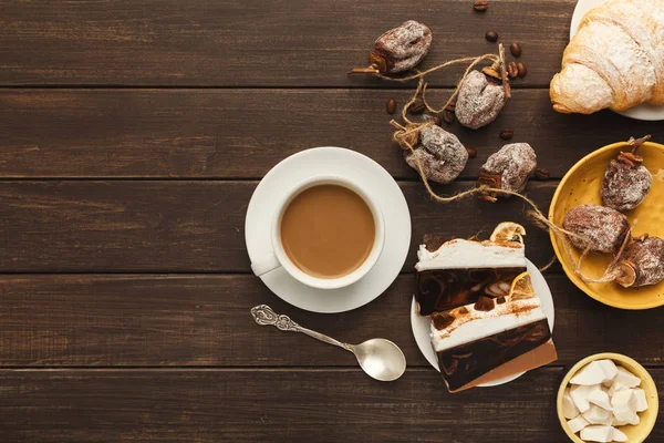 Ceașcă de cafea și dulciuri pe masă de lemn de epocă, vedere de sus — Fotografie, imagine de stoc