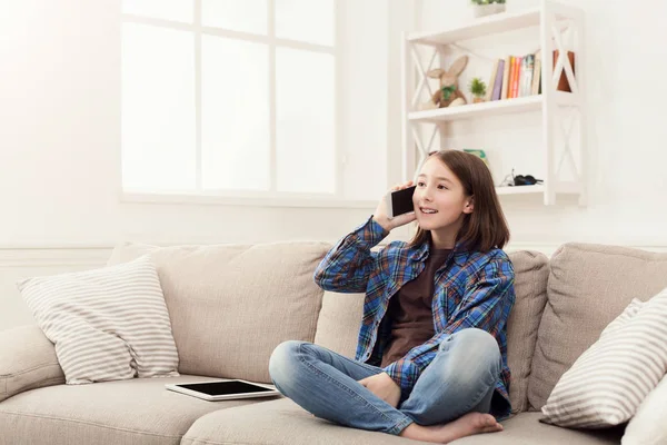 Young girl at home talking on mobile phone — Stock Photo, Image