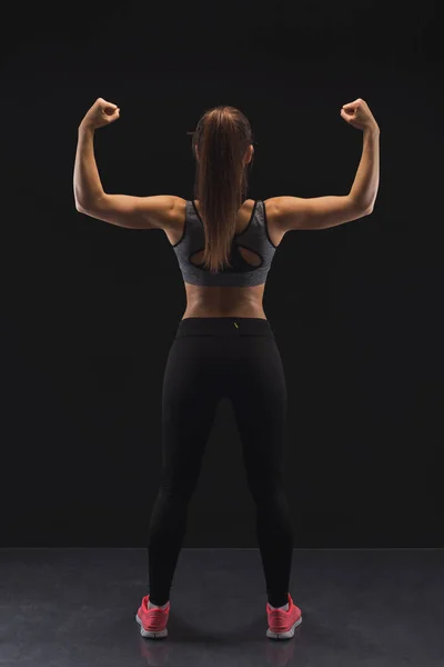 Atletik kadın gösteren kas vücut — Stok fotoğraf