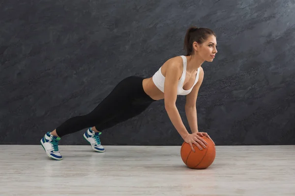 Fitness donna plank allenamento su sfondo grigio all'interno — Foto Stock